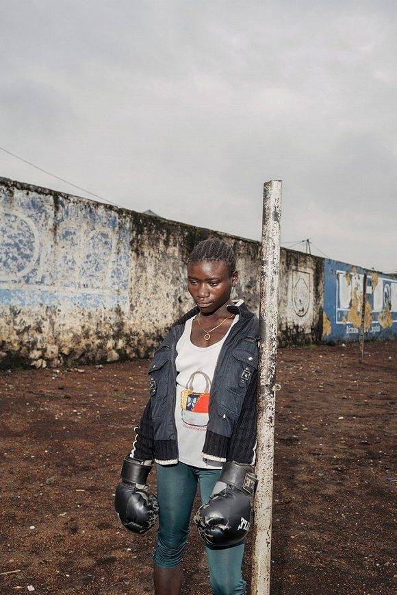 原创刚果兵营外的1美元女孩用拳击自卫的女孩儿看完哭啦