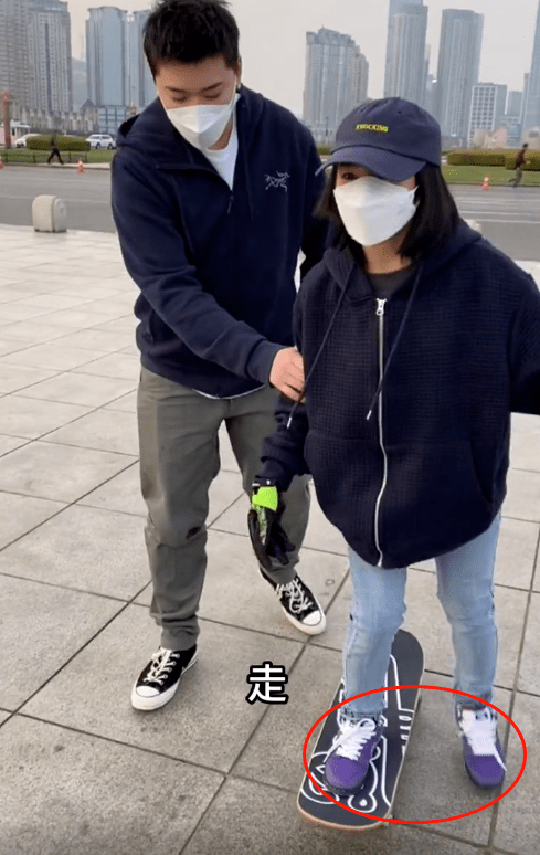 李勒优想学滑板崔晋花4000元给她置办装备网友有钱烧的