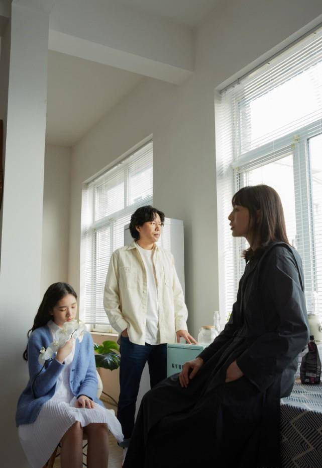 卢庚戌老婆晒儿女近照,11岁女儿大长腿抢镜,3岁儿子像极爸爸_张辛怡