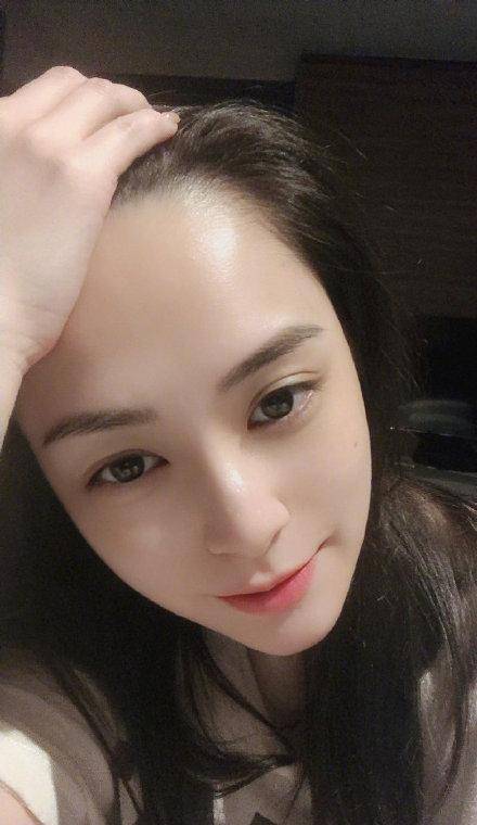 原创阿娇也太敬业了吧近照额头疤痕明显遮瑕膏盖上就工作