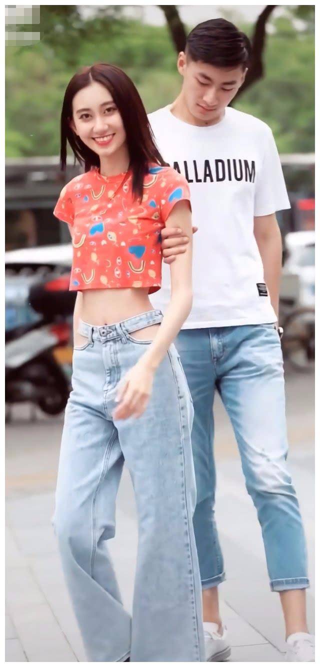 原创情侣街拍男生比女生高半个头女生腿却更长全因t恤选得好