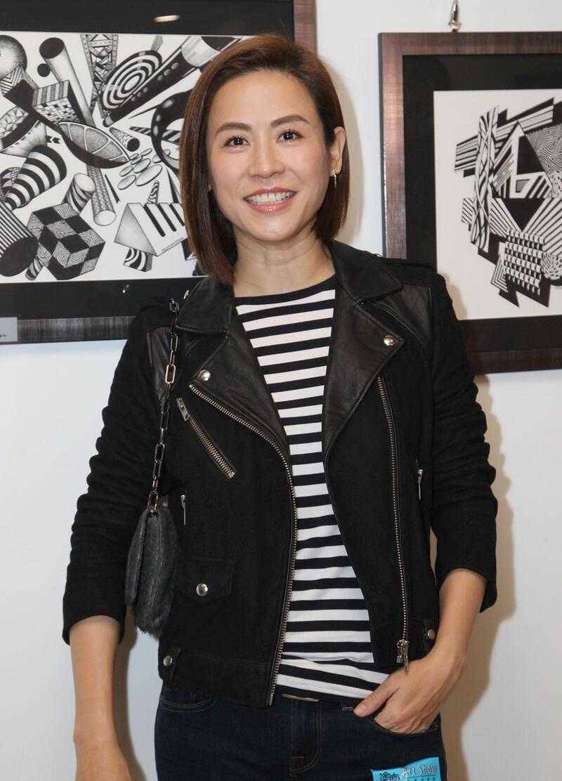 原创宣萱真的50岁了穿黑色皮衣配紧身牛仔裤很年轻却被颈纹抢镜了