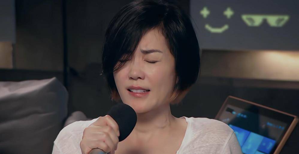 原创王菲近照状态真好穿衣打扮宽松舒适皮肤白皙细腻无皱纹