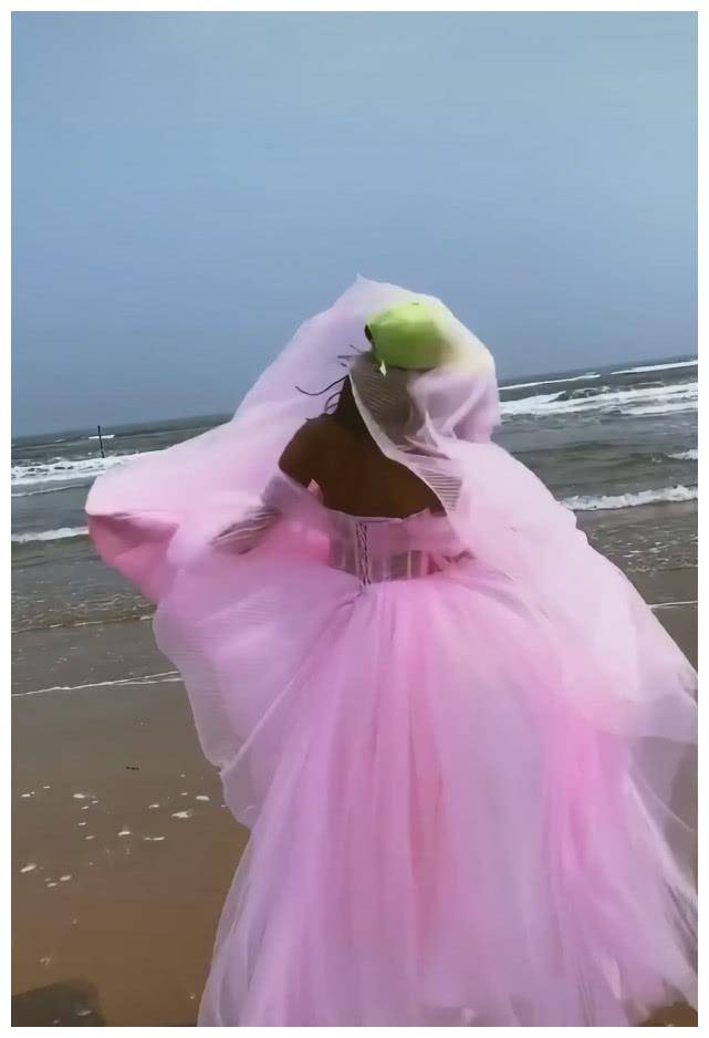 皮肤黑适合什么颜色黑成非洲人的她穿这条裙子却美成了仙女