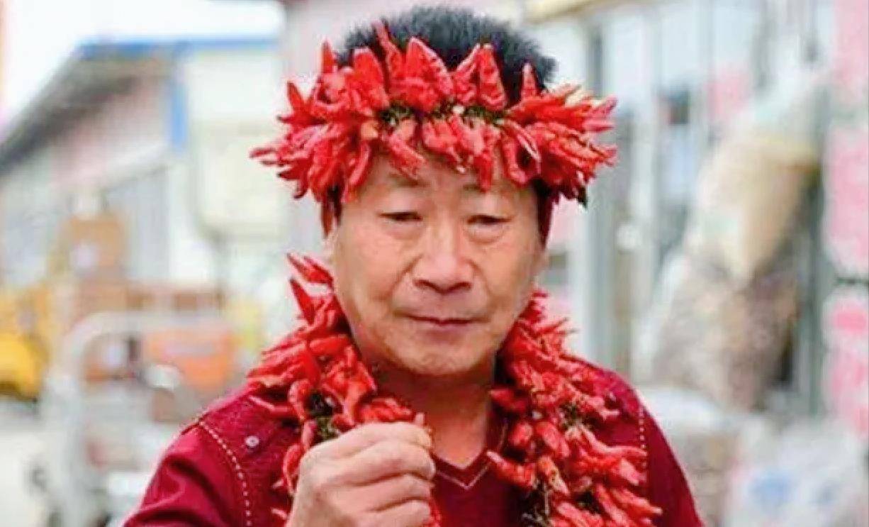 家人将其紧急送往医院后,被诊断为肠胃黏膜严重损伤,有胃穿孔的迹象