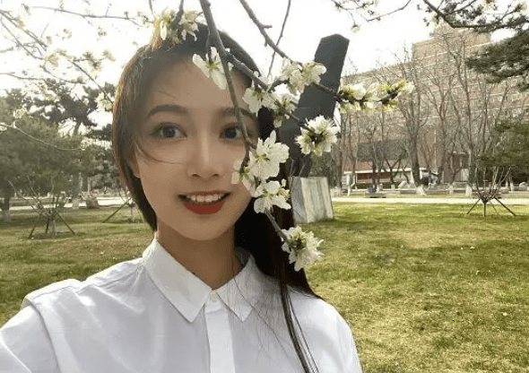 中传"漂亮学姐"冯琳素颜照曝出,满脸胶原蛋白,看了很难不心动_大学生