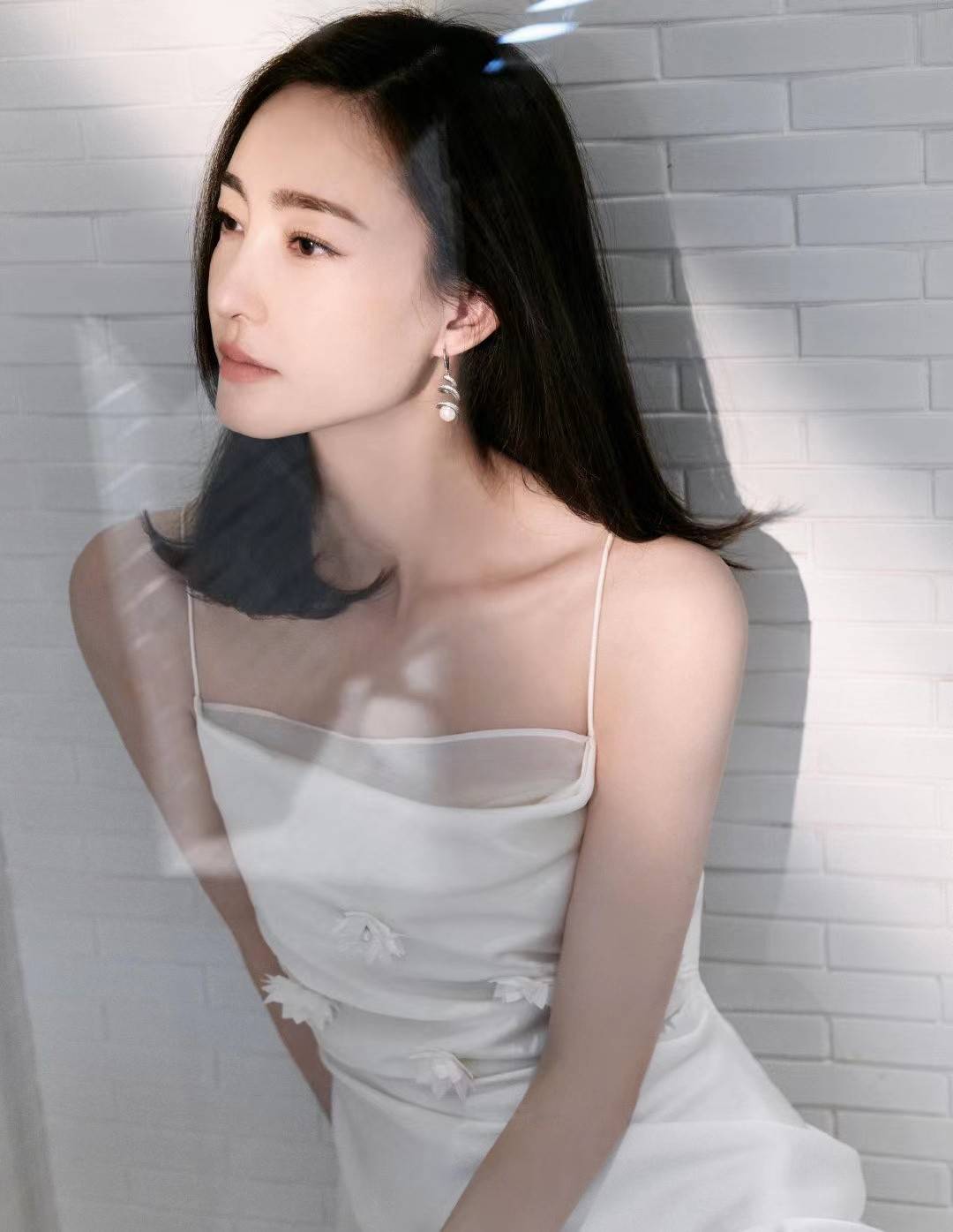 王丽坤穿紫色太好看了,紫色纱裙配金色项链,黑色长发宛如瀑布_裙子