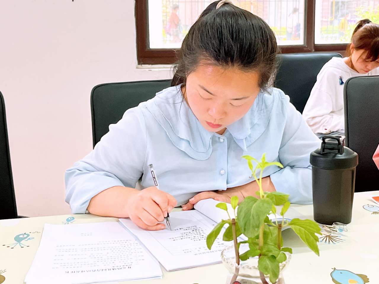 老师为大家讲解《中华人民共和国网络安全法》谢敏园长带领教职工学习