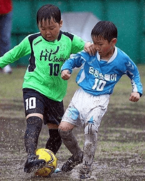 深圳王之者足球下雨天小朋友要不要继续踢足球