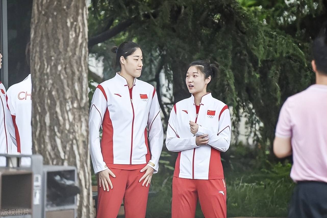 热泪盈眶林莉王梦洁泪别中国女排郎平的难题被蔡斌霸气秒杀