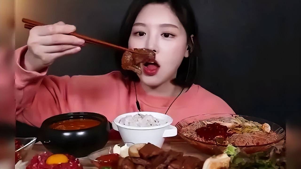 如果你真的担心浪费食物,不妨从"少盛饭"做起,比找借口暴饮暴食更靠谱