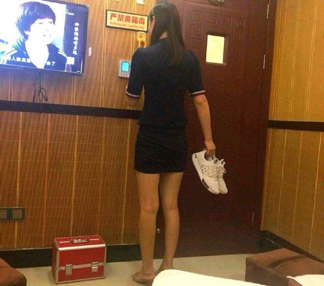 女技师发现老公到足浴店潇洒,崩溃痛哭:枉费我抛弃尊严辛苦挣钱