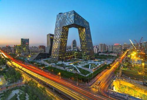 北京著名奇葩建筑，设计奇特似大裤衩，为网红景点外国人也喜欢