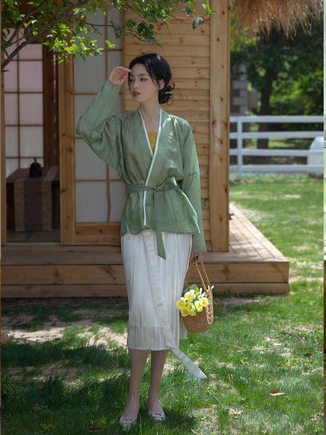 "飞机袖 三角褶宋抹 一片式璇裙"的搭配,复古又时尚,不得不佩服我国