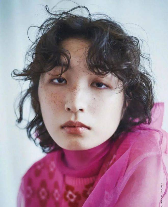 脸大脸宽的女生,千万别这样穿!_戴太_衣服_领口