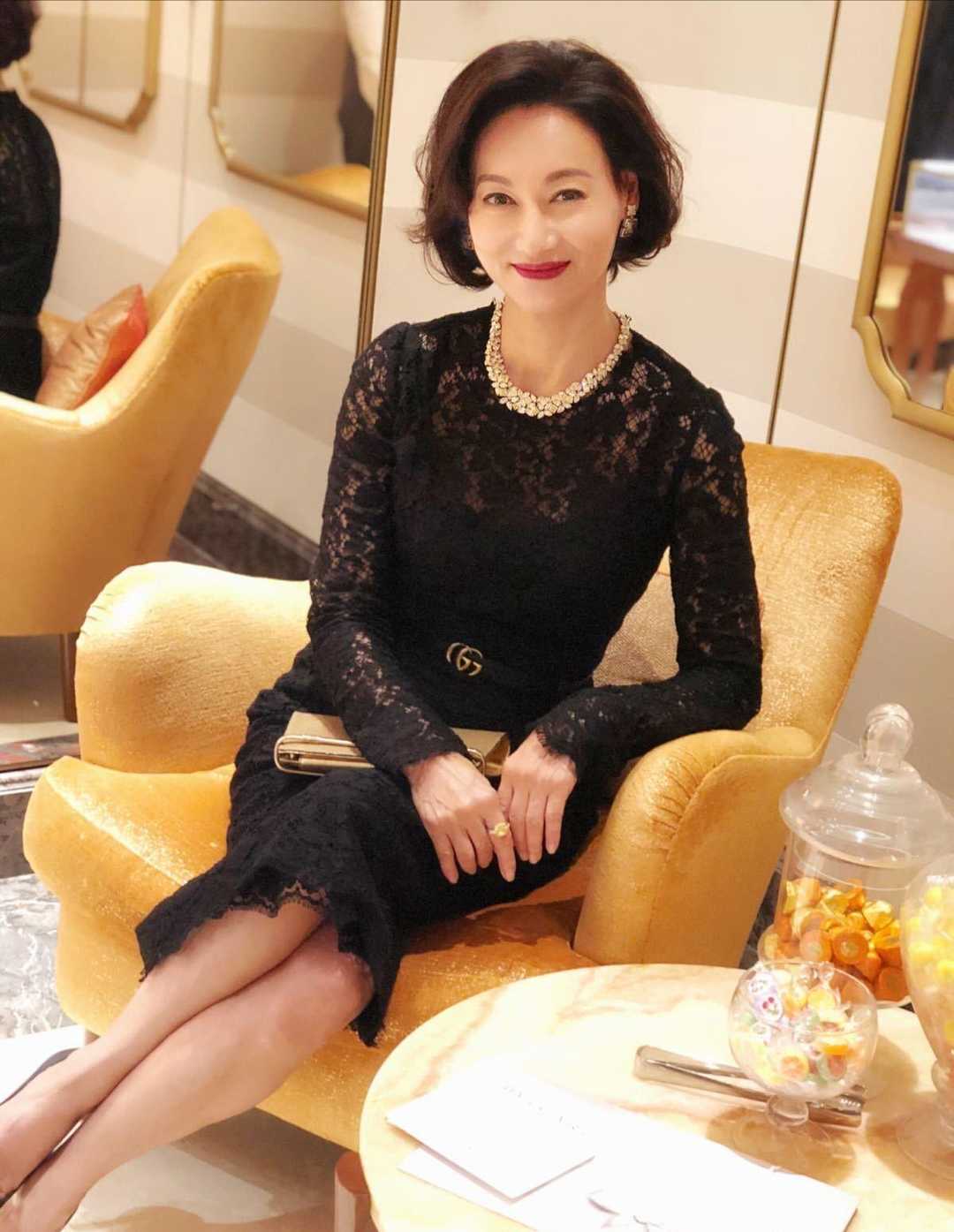 原创惠英红60岁了还有尤物身材穿深v领薄纱连衣裙性感大气又优雅
