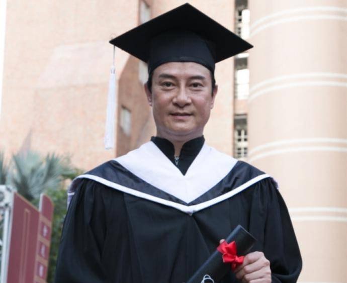 原创57岁刘锡明近况长居内地读硕士开店已结婚称妻子比周慧敏漂亮