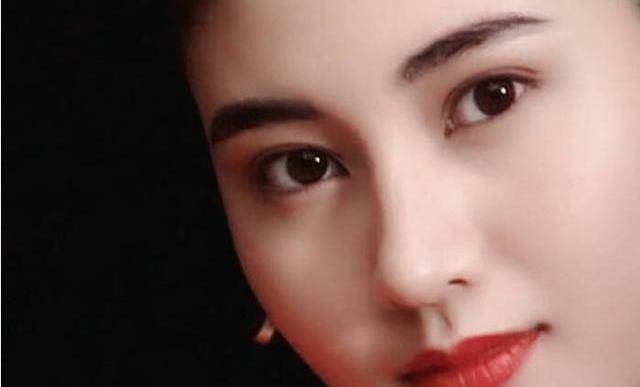 原创50岁李嘉欣近照曝光好气质也难掩老态网友女人还是胖点好