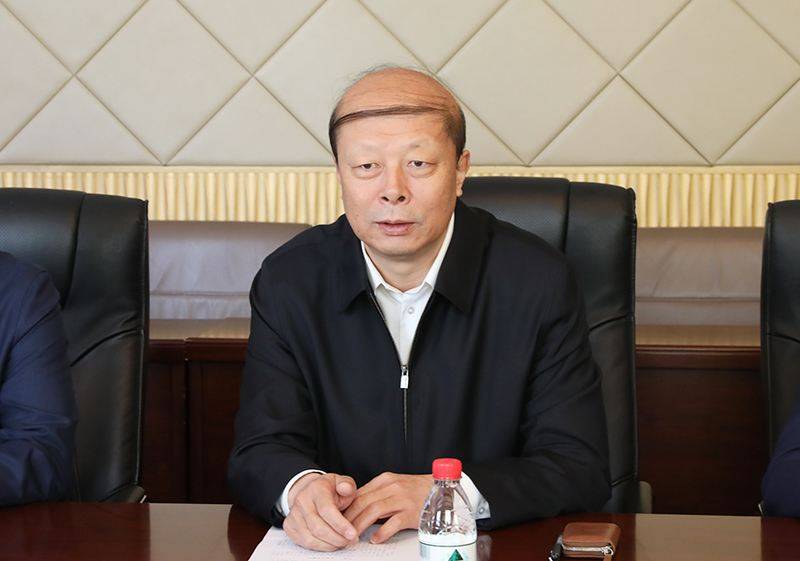 原创59岁哈师大博导辛宝忠涉嫌推妻子坠亡被捕因风评好成为网红校长