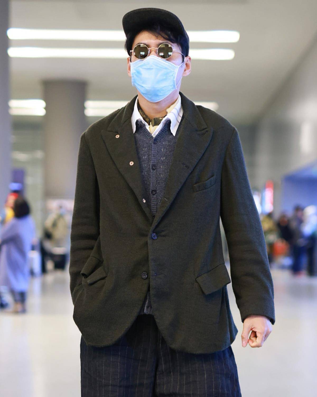 38岁袁弘近照显老胖太多四肢臃肿肚子圆鼓老婆却瘦成纸片人