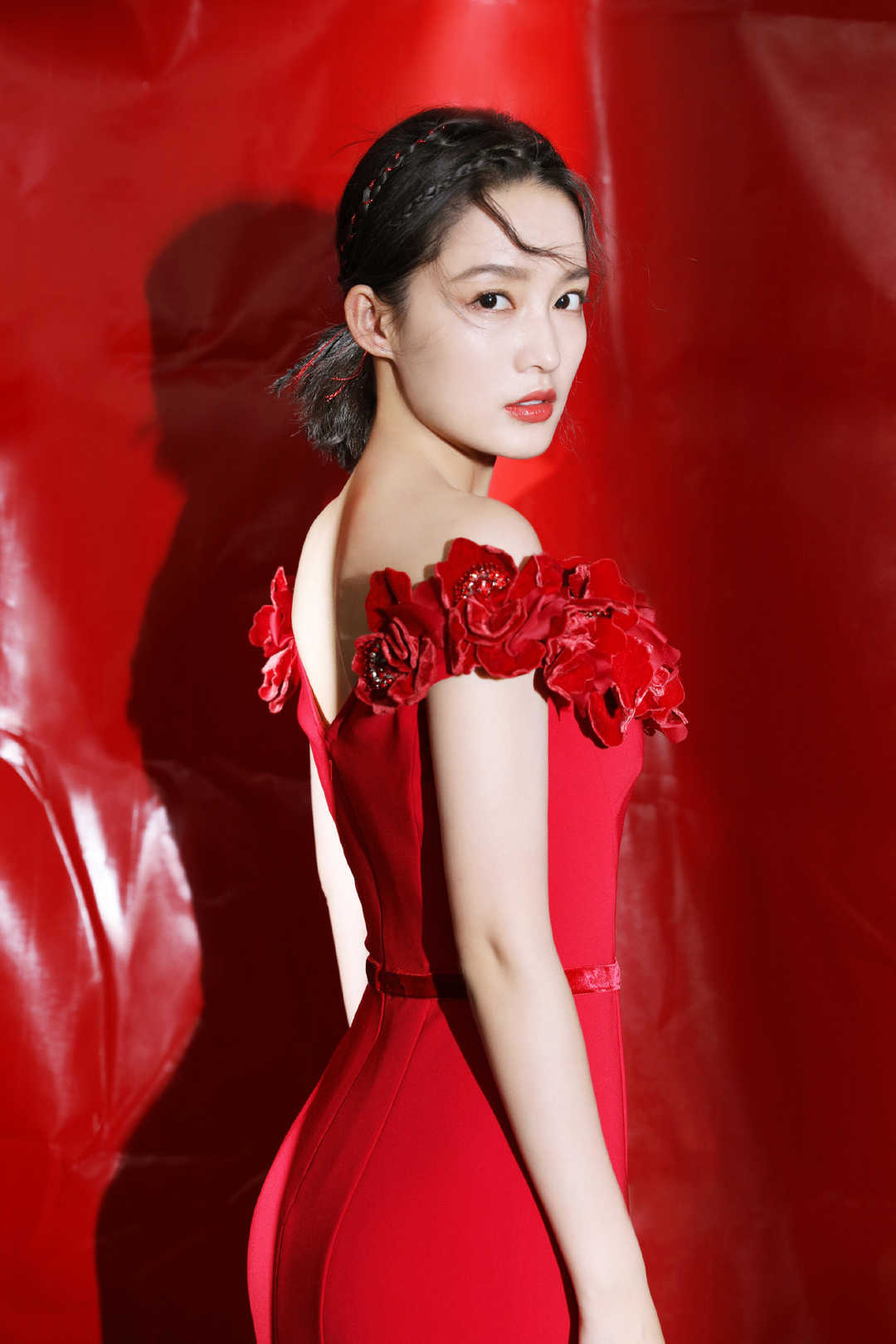 原创李沁那么瘦还有括号臀穿红色一字肩鱼尾连衣裙性感又优雅