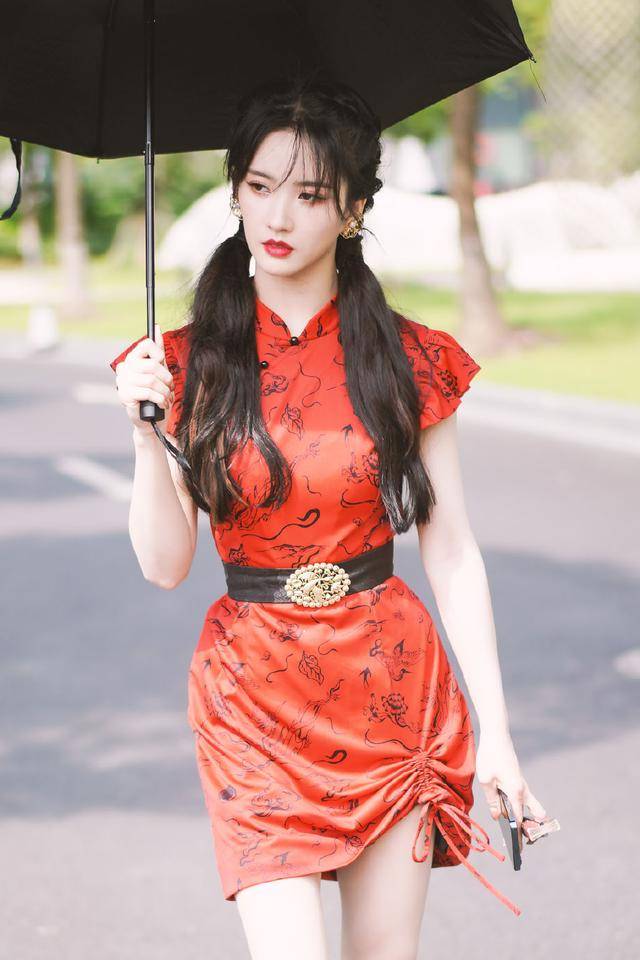 原创刘些宁为秀腿真拼穿短旗袍下摆还打个结漫画腿真抢镜