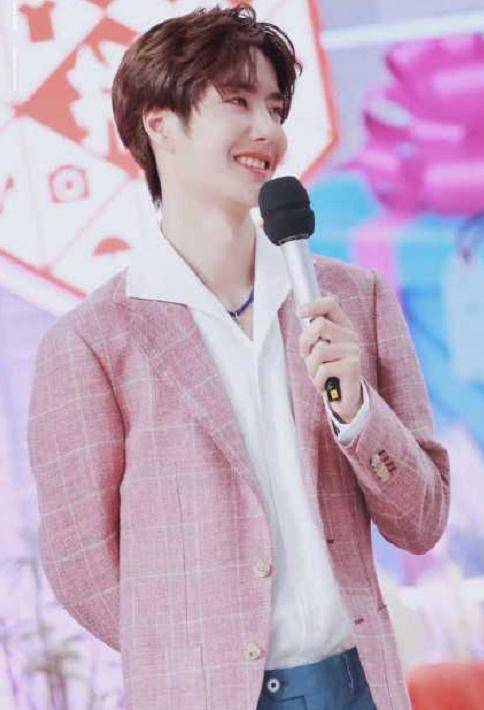 王一博14岁非主流造型曝光,一头杀马特黄发为韩庚伴舞,皮肤水嫩超乖萌