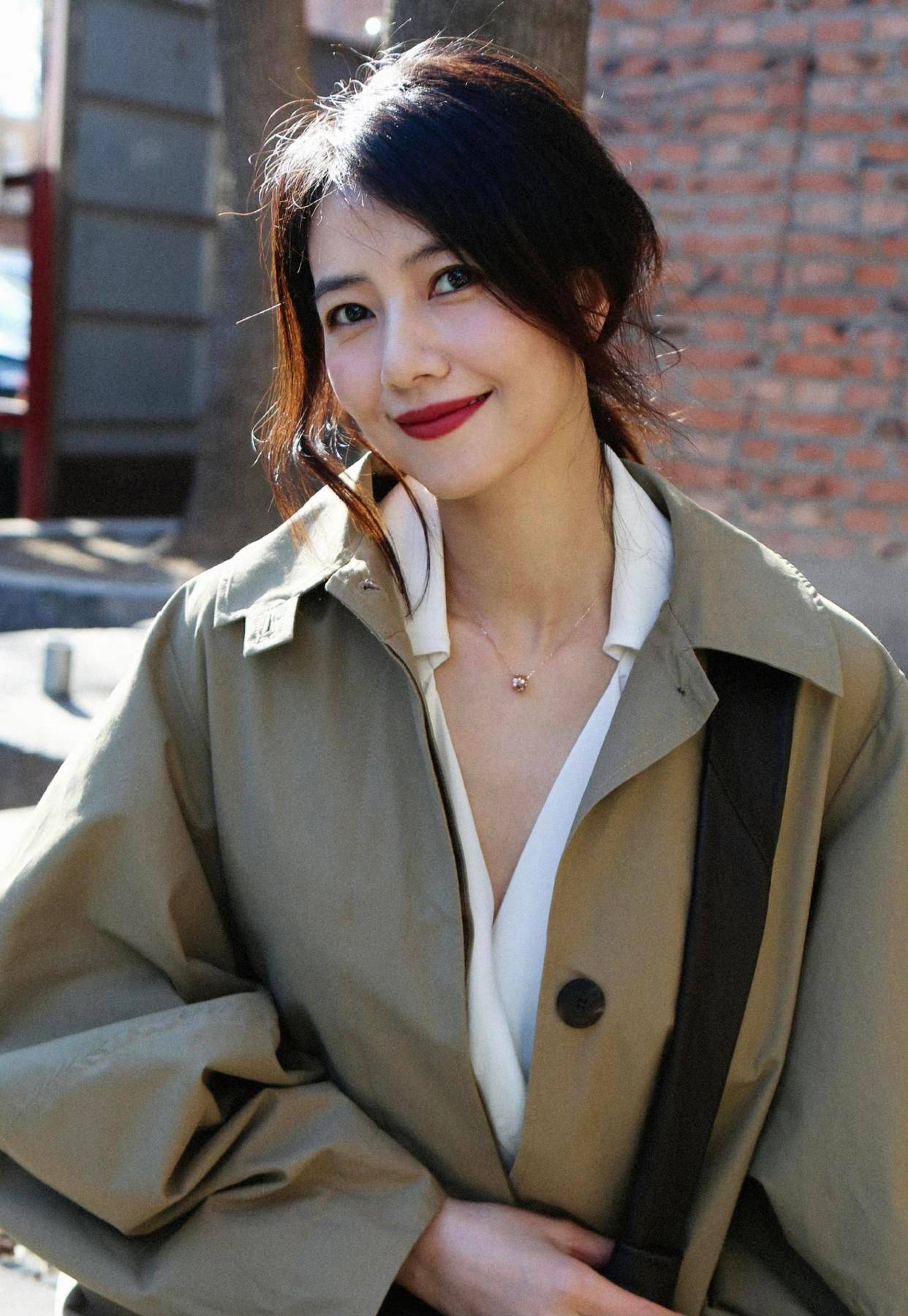 原创高圆圆低调打扮也好惊艳穿风衣配v领衬衫扎低马尾气质真好
