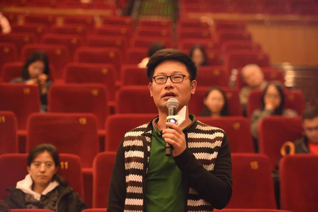 感谢《出山》的导演王坪,编剧董哲与主持人程杰以及观众朋友们进行