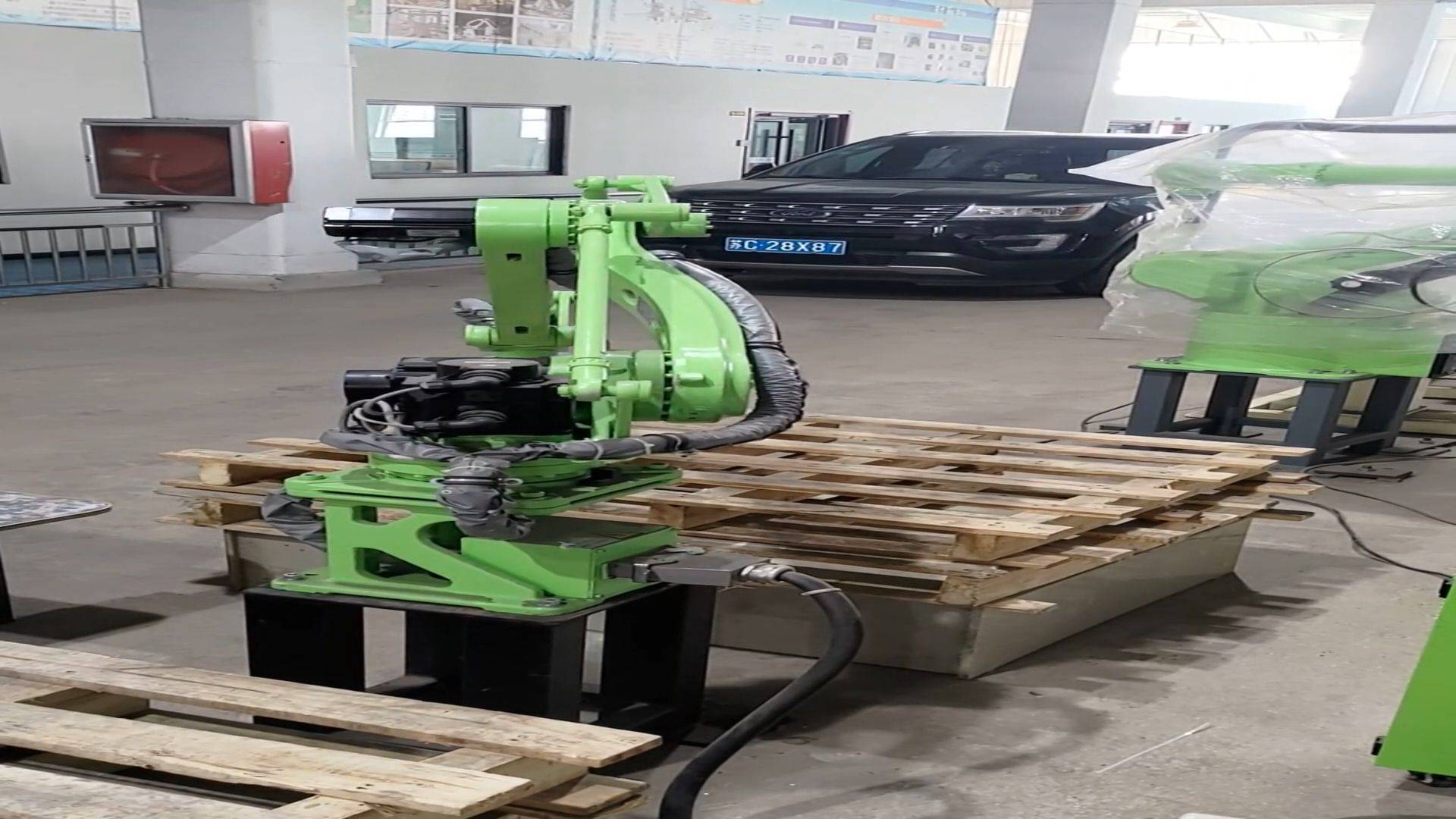 东智力衡木托盘自动打钉机器人