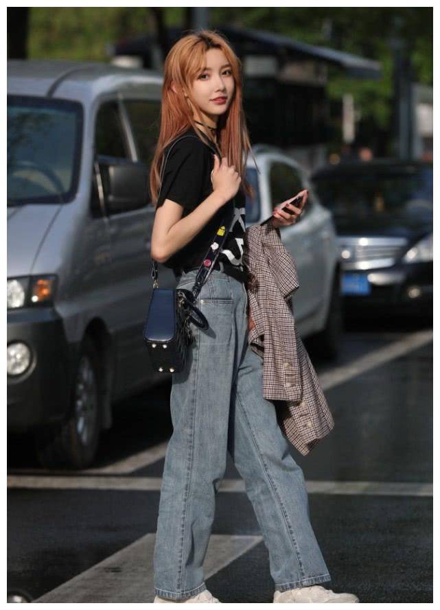 原创16岁艾比挑战石灰裤高跟鞋意外撞脸金泫雅男生都服了