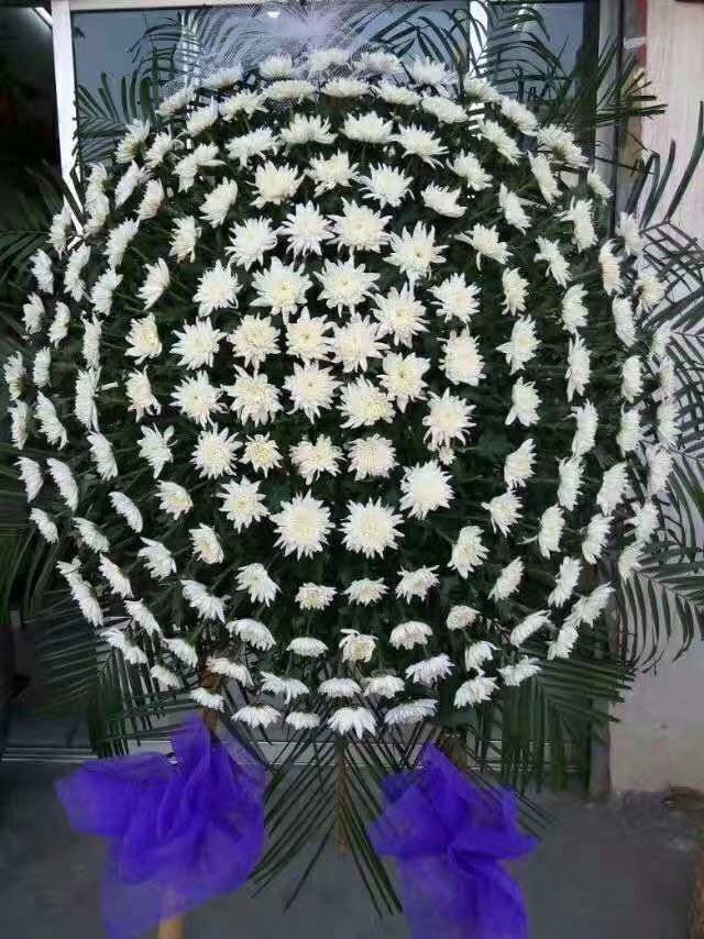 那么在购买沉痛悼念花圈,应该如何挑选.