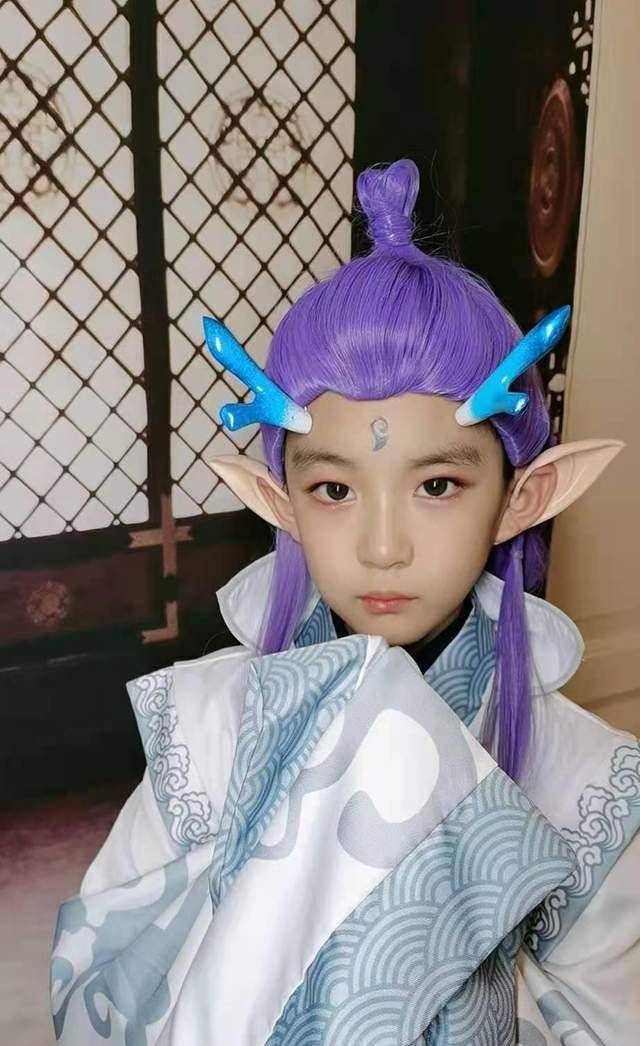 曹颖9岁儿子晒近照,被指撞脸王一博,这张脸不出道简直就是浪费_王子涵