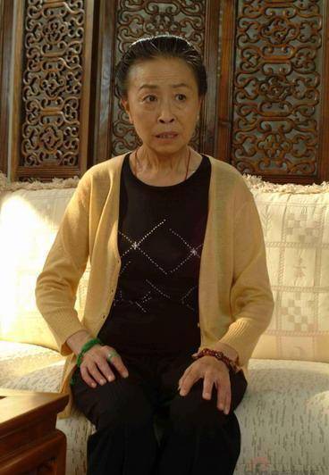 虽然已经74岁了但是还是敬业的拍着戏,也让身边的年轻演员表示敬佩