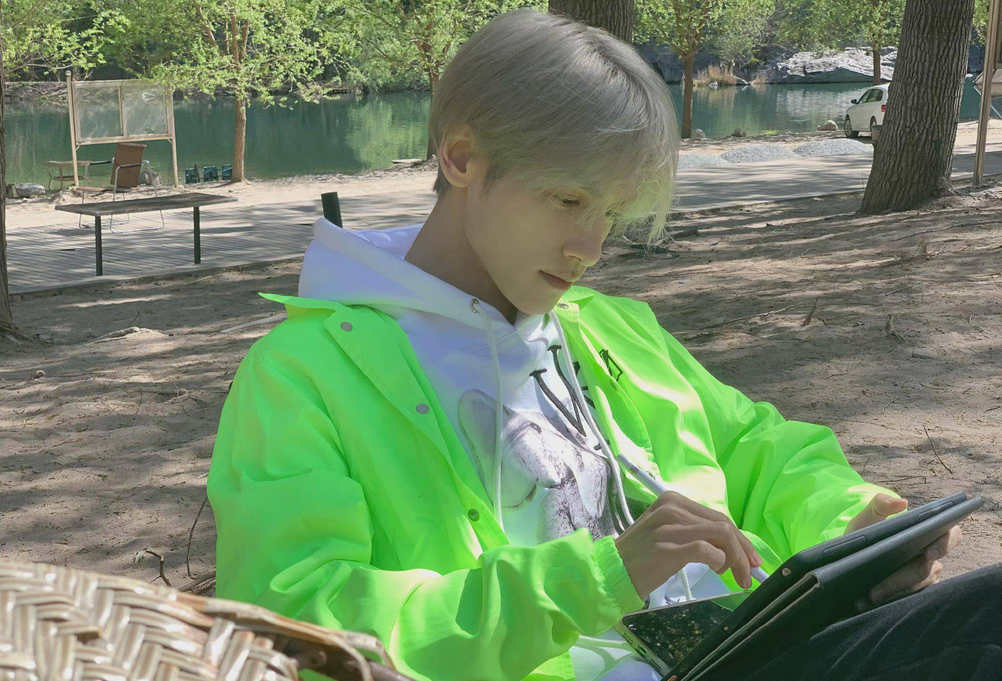 原创罗云熙分享最新自拍发现帽子里有只蚊子是谁在拿放大镜看帅哥