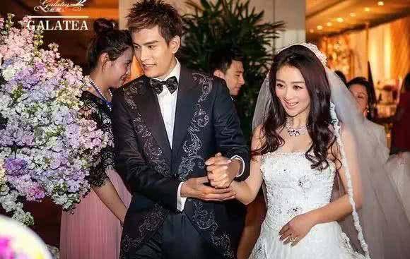 原创她嫁给恩师却不幸福，后二婚嫁给小6岁的他，如今宠成小公主！