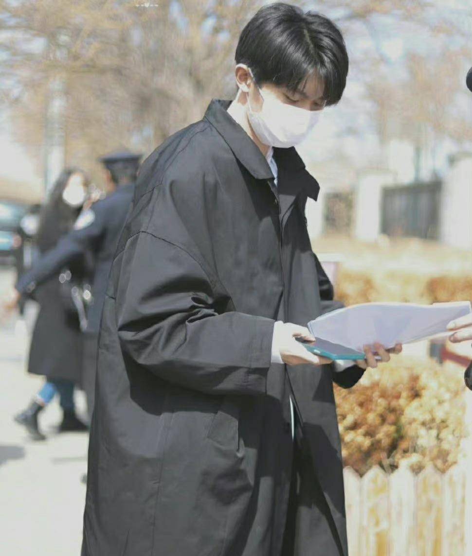 轻松拿捏氛围感_花花_大衣_马嘉祺