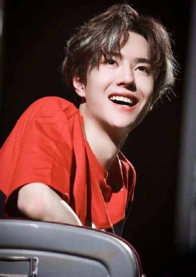 王一博14岁非主流造型曝光,一头杀马特黄发为韩庚伴舞,皮肤水嫩超乖萌