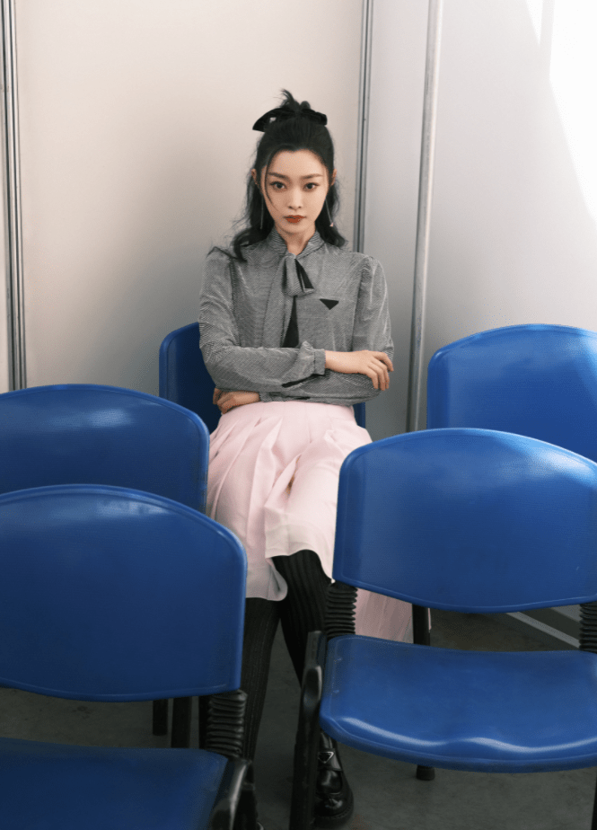 宋轶穿粉色更显白,一身泡泡袖连衣裙亮相,衣服浮夸也挡不住漂亮