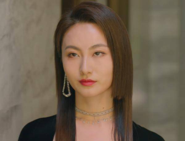 还有一个就是万潼饰演的王盈盈了,大部分时候王盈盈这个角色是不讨喜