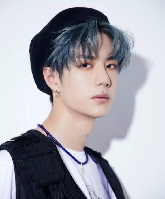 原创王一博片场近照被爆出穿一身黑色衣服站在高处十分惹眼抢镜