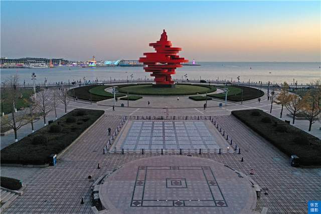 中国十大城市广场之一青岛有座地标建筑象征五月的风生生不息