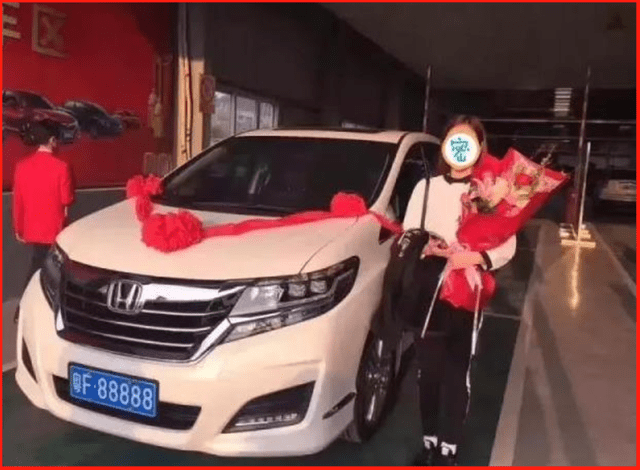 原创广东神秘土豪花300万拍粤f88888车牌挂在了一辆本田车上