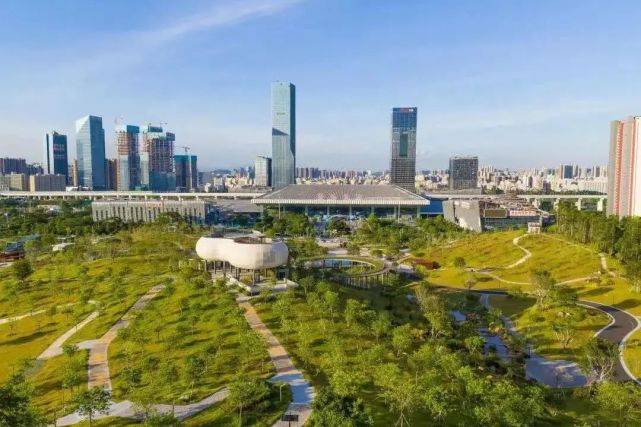 最初空旷平广到现在高楼林立深圳北站是ta——和对这座城市最初的记忆
