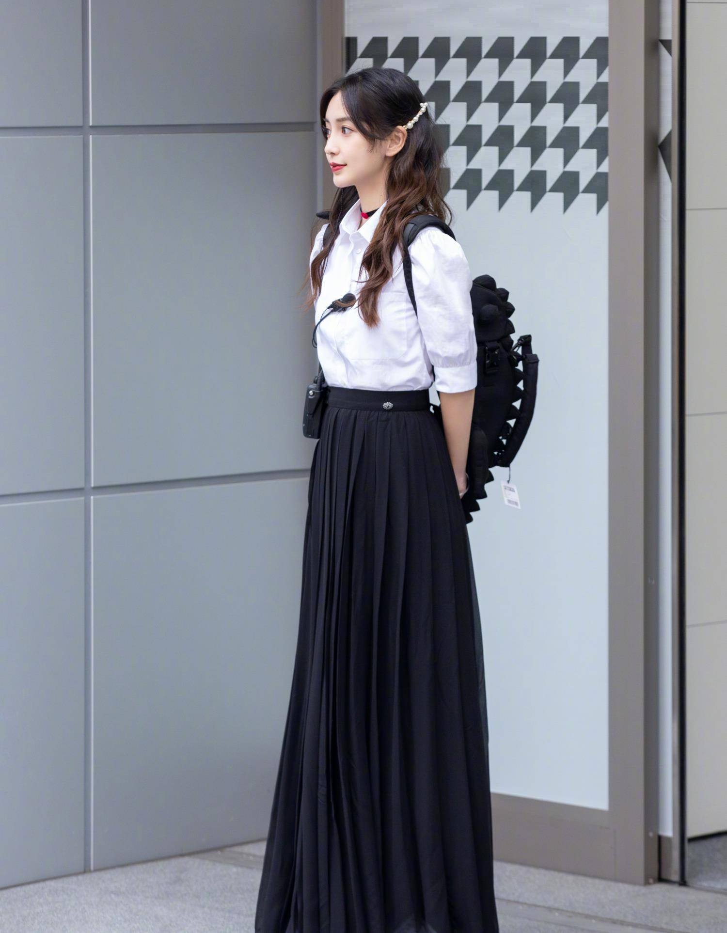 angelababy扮嫩真学不来,白衬衫搭拖地长裙,30岁年龄20岁美貌!