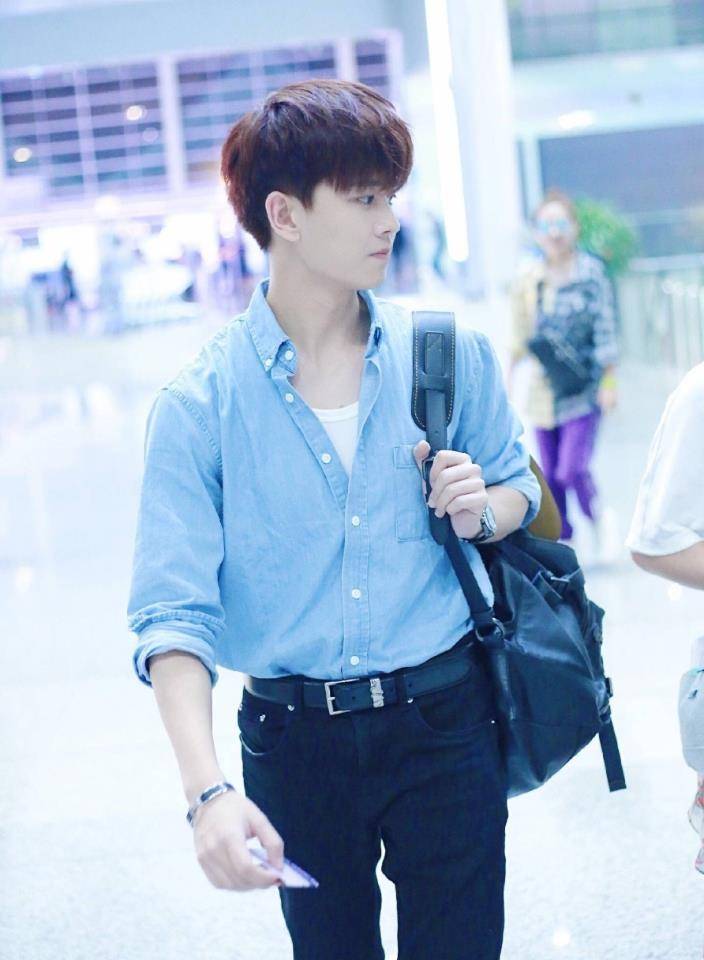 30岁任嘉伦私服帅照曝光穿衬衫配黑裤状态超好任不修实锤