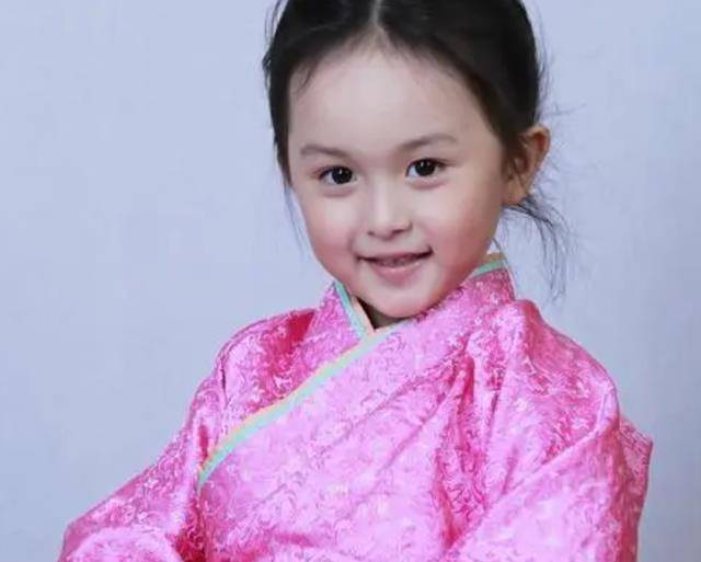 5岁被导演相中年入百万,因颜值太高禁止整容,12岁近照腿成亮点_刘楚恬