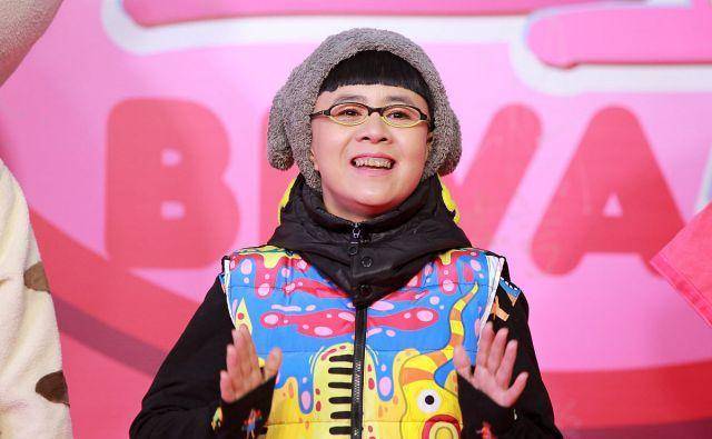 原创54岁金龟子近照曝光与王宁拍视频大秀恩爱恩爱32年依旧年轻