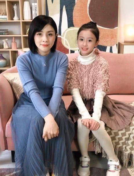 最美童星裴佳欣,过年只靠一双"栏杆袜"秀腿,比18岁