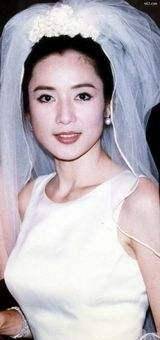 婚后她也随丈夫谢艾文一起移居伦敦,之后又定居纽约曼哈顿.